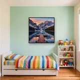 Holzsteg am Bergsee im Morgengrauen – Kinderzimmer