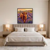Vache des Highlands dans un champ de lavande doré – Chambre