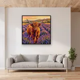 Vache des Highlands dans un champ de lavande doré – mis en situation dans un salon