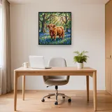 Vache Highland parmi les jacinthes des bois – Bureau