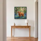 Vache Highland parmi les jacinthes des bois – Entrée