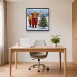 Mucca delle Highlands con sciarpa rossa e albero di Natale – Studio