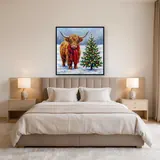 Mucca delle Highlands con sciarpa rossa e albero di Natale – Camera