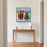Mucca delle Highlands con sciarpa rossa e albero di Natale – Ingresso