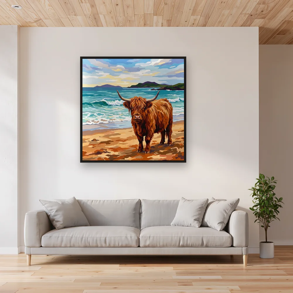 Vache des Highlands sur plage écossaise – Salon