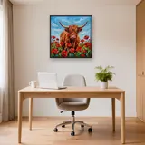 Vache Highland dans un champ de coquelicots – Bureau