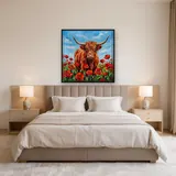 Vache Highland dans un champ de coquelicots – Chambre