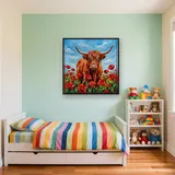 Vache Highland dans un champ de coquelicots – Enfant