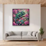 Caméléon sur branche de fleurs roses – mis en situation dans un salon