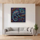 Caméléon mosaïque turquoise, violet et or – mis en situation dans un salon