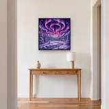 Violett-rosa Polarlicht über verschneitem Tal – Flur