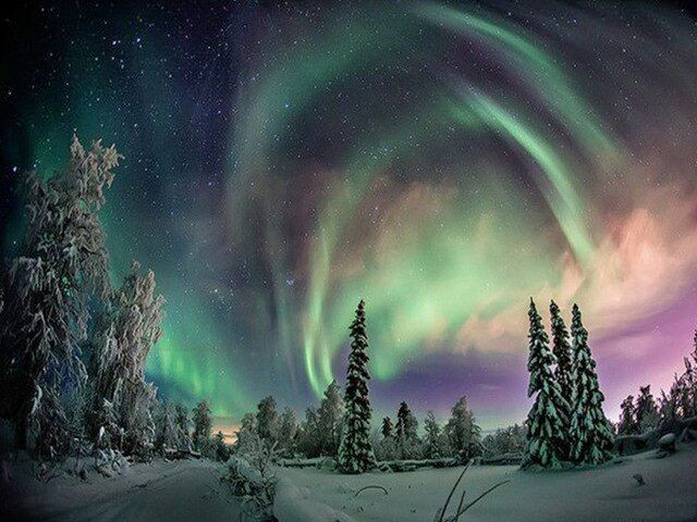Aperçu du résultat final du diamond painting Tempête Céleste sur les Pics Neigeux.
