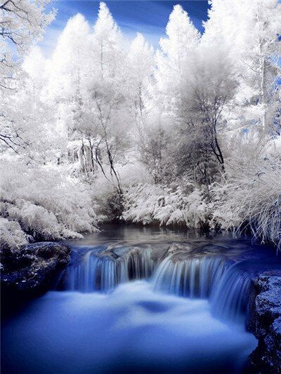 Aperçu du résultat final du diamond painting Paysage : La Cascade d'Hiver.