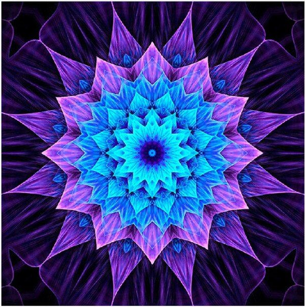 Preview van het eindresultaat van de diamantschildering Celestial Flower Mandala.