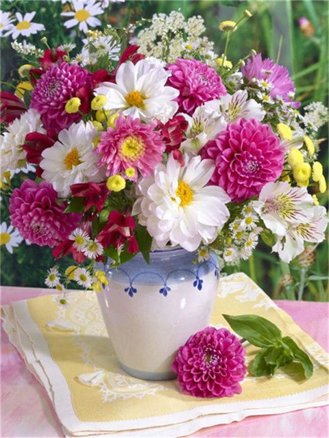 Aperçu du résultat final du diamond painting Bouquet Rustico di Dalie e Margherite.