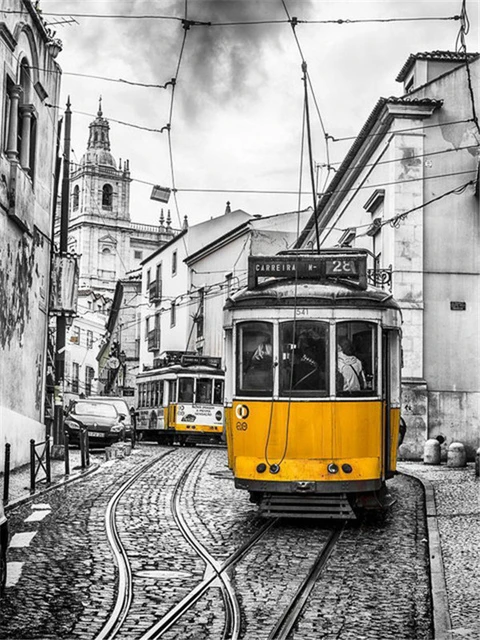 Aperçu du résultat final Yellow Trams of Lisbon on Black and White Cobblestones.