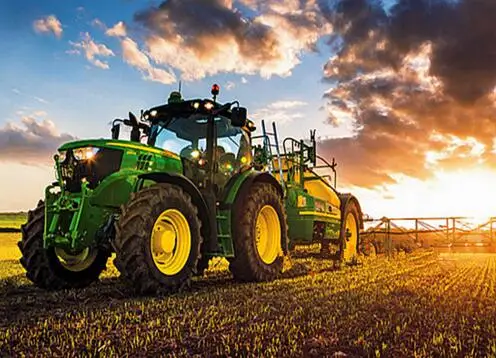 Aperçu du résultat final John Deere Tractor at Golden Sunset.