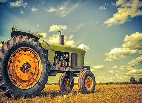 Aperçu du résultat final Vintage Tractor in Golden Fields.