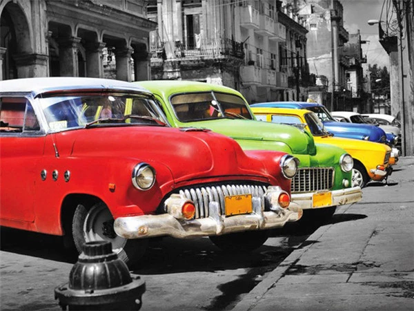 Aperçu du résultat final Retro Parade: Classic American Cars in Bright Colors.