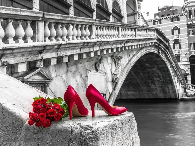 Aperçu du résultat final Red and Pink High Heels on the Venetian Bridge.