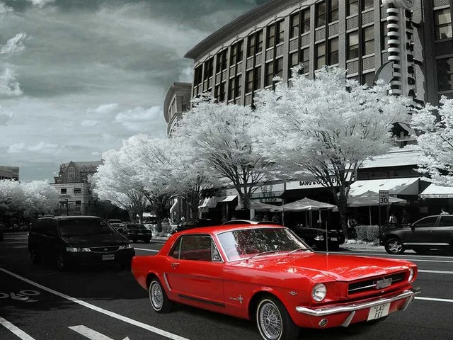 Aperçu du résultat final Ford Mustang Rood op Monochrome Stedelijke Achtergrond.