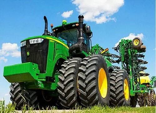 Aperçu du résultat final Green Tractor in Summer Fields.
